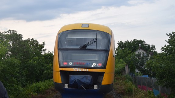 FOTO: Takto vlak vo Vrakuni pri zrážke zdemoloval osobné auto