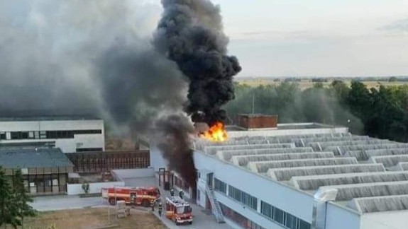 V Báhoni začala horieť hala, požiar spôsobila horiaca motorka na zraze motorkárov