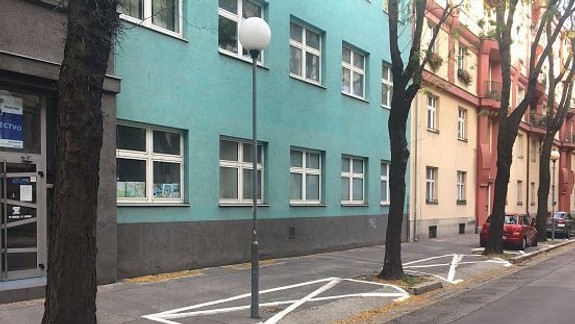 FOTO: Azda najkurióznejšie parkovacie miesto sa nachádza na Sasinkovej ulici