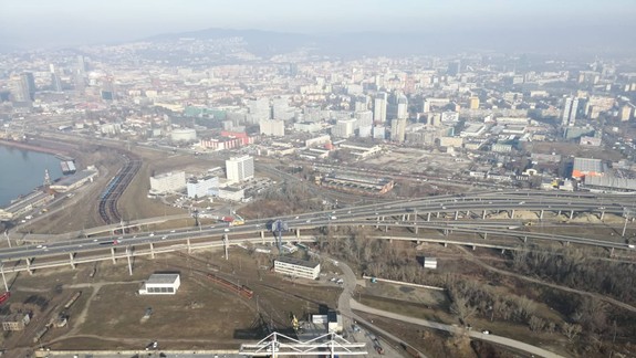 V popoludňajšej špičke hlásia vodiči zdržanie do 15 minút