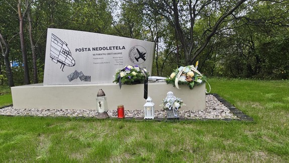 Na pamiatku tragicky zosnulých: V Ivanke pri Dunaji odhalili pamätník obetiam leteckého nešťastia poštovej linky