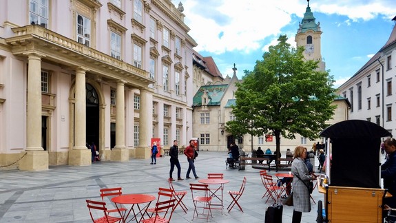 FOTO: Voľné verejné sedenie Sadni si! sa už po tretíkrát objaví v uliciach hlavného mesta