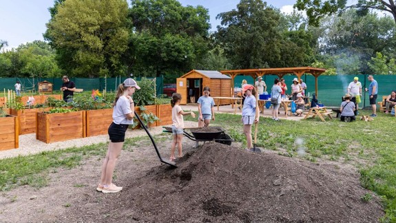 Táto komunitná záhrada je iná ako ostatné: Záhradkári sem prišli na hotové,  no o niekoľko rokov tu bude stavba