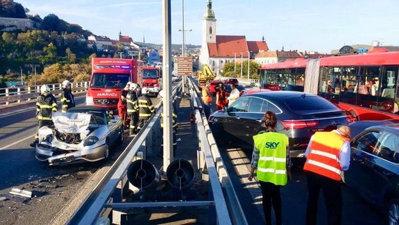 Nehody na Moste SNP spôsobili veľkú dopravnú zápchu
