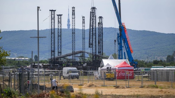 Vajnory sa pripravujú na koncert AC/DC, svojim obyvateľom rozdali nálepky na čelné sklo auta