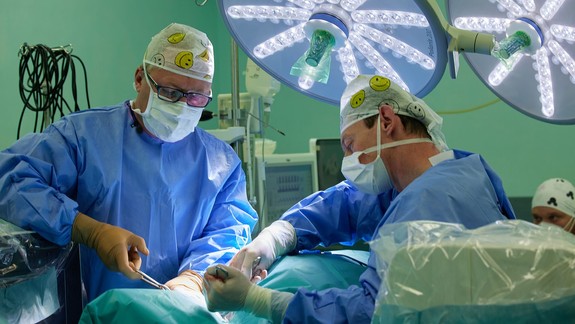 Pacientovi v UNB odstránili nádor unikátnou metódou