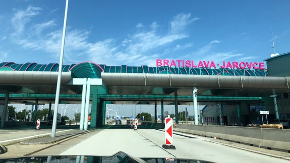 Na hraničnom priechode Jarovce - Kittsee je takmer hodinové zdržanie