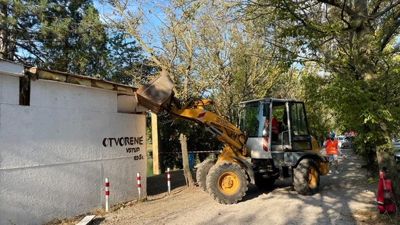 FOTO a VIDEO Čiernu stavbu podnikateľky Kralevich na Zlatých pieskoch od rána búrajú!
