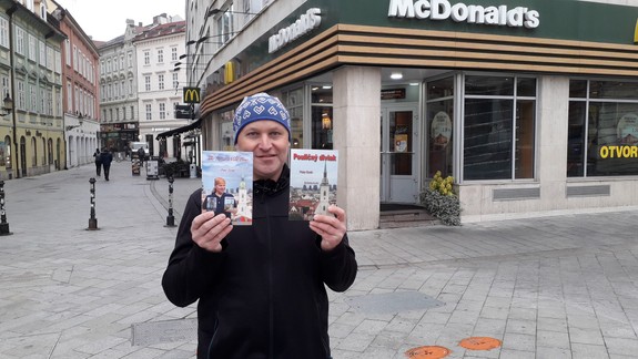 Roky žil na ulici, dnes píše knižky, ktoré prečítate jedným dychom. Jedinečný príbeh pouličného spisovateľa