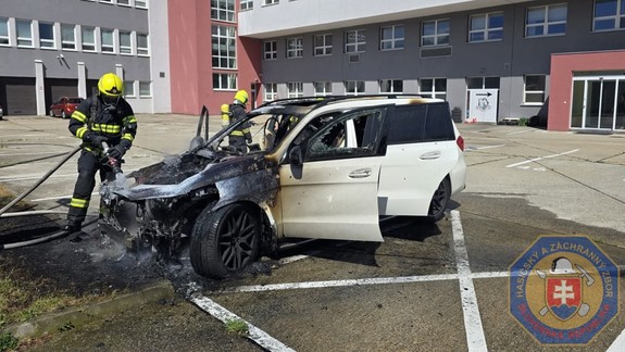 Hasiči v akcii: Na Bajkalskej zhorelo auto
