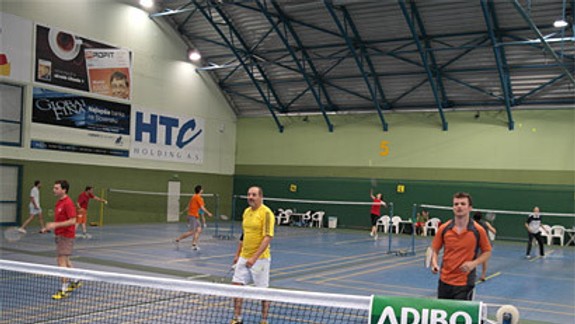 Pracovníci diplomacie upevňujú vzťahy na bedmintonovom turnaji  v NTC