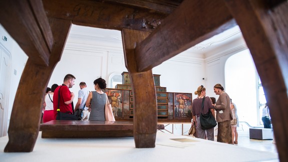 FOTO: Na Bratislavskom hrade sa začala výstava historického nábytku