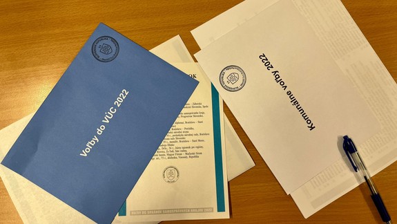 Voľby 2022: Vo väčšine miestností začínajú sčítavať hlasy, niekde sa ešte volí