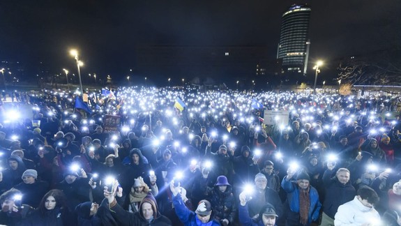Na proteste proti krokom vlády v zahraničnej politike sa zúčastnili tisícky ľudí