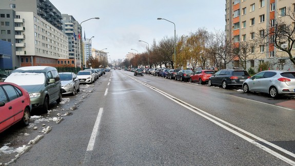 Parkovací problém Petržalky: Autá obsadzujú pruhy na hlavných ťahoch