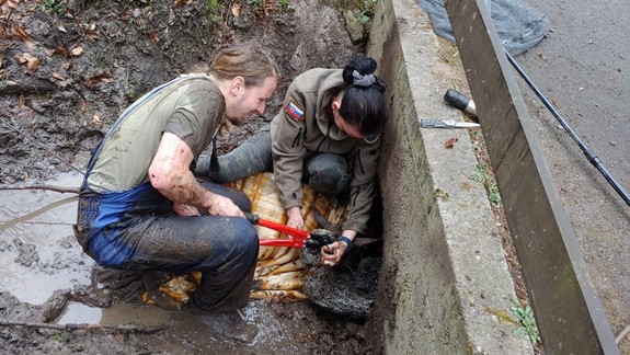 VIDEO: Daniel s drôtmi omotanými okolo hlavy uviazol v potrubí na Železnej studničke