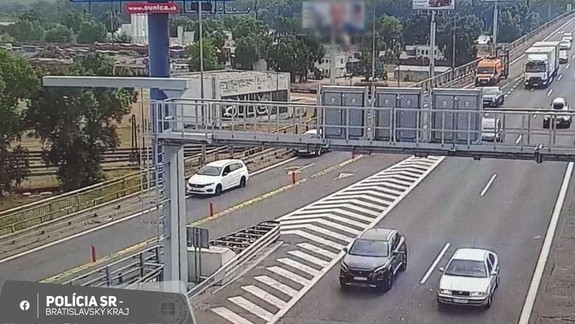 Na Prístavnom moste je pre dopravnú nehodu odstavené auto