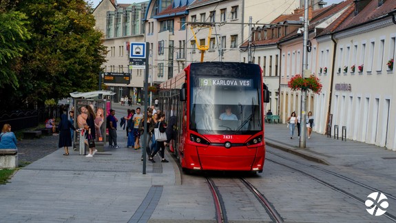 Električku spustili do prevádzky bez povolenia, dopravný podnik dostal pokutu