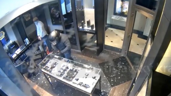 Polícia obvinila ďalšieho z páchateľov, ktorí prepadli predajňu s hodinkami