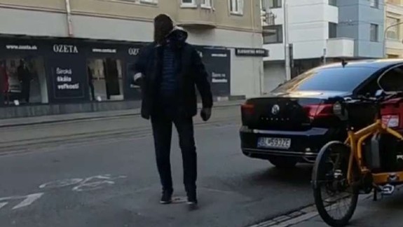 Bizarný prípad má dohru: Arogantný vodič generálnej  prokuratúry prišiel o miesto