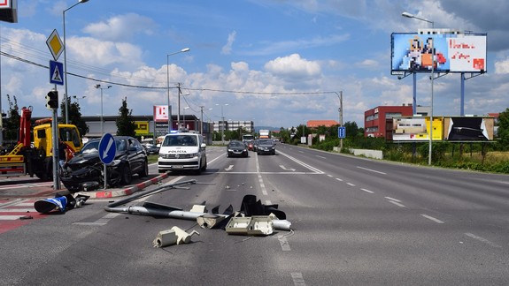 FOTO: Polícia hľadá svedkov nehody dvoch "bavorákov", pri ktorej zbúrali aj semafor