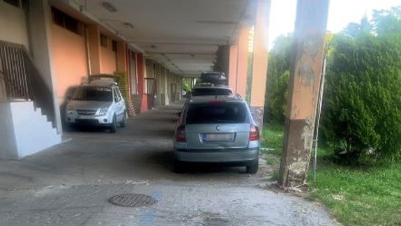 Zaujímavá situácia: Pod terasou Jungmannova mesto nemôže vyberať pokuty