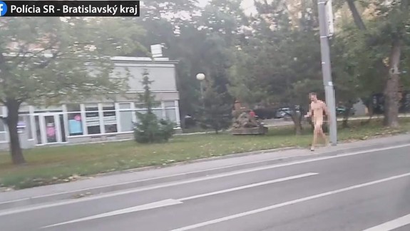 Priteplo? Po Račianskej sa prechádzal nahý chlap, zasiahli proti nemu policajti