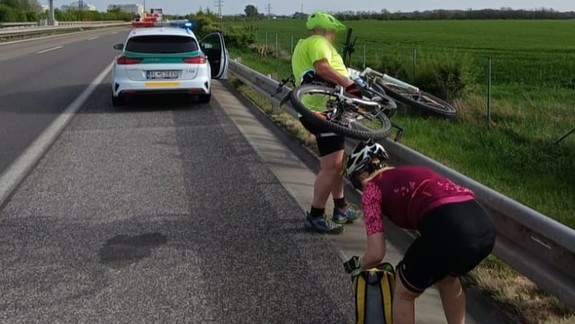 Policajti neverili vlastným očiam: Po frekventovanej diaľnici sa premávali cyklisti