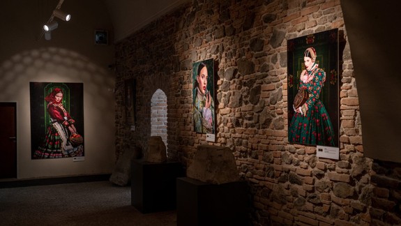 Unikátna fotografická výstava: Spoznáte ženskú krásu odetú v ľudových odevoch rôznych národov