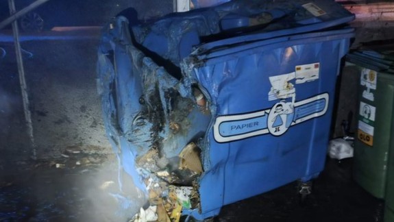 Na Budatínskej niekto v noci podpálil kontajnery, oheň poškodil aj auto