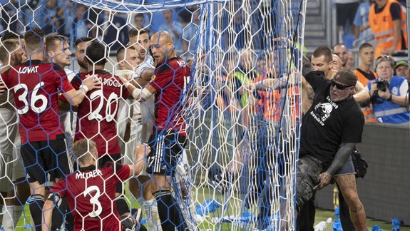 Polícia vypátrala a zadržala jedného výtržníka z Tehelného poľa - ide o rakúskeho občana!