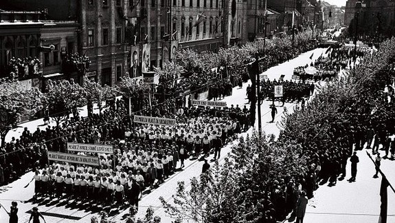 FOTO: Takto vyzerali prvomájové sprievody po Bratislave v rokoch 1946 až 1986