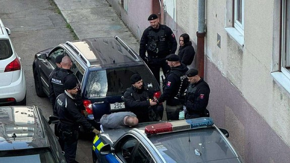 VIDEO: Policajti zadržali v Novom Meste vodiča, ktorý unikal na ukradnutom aute