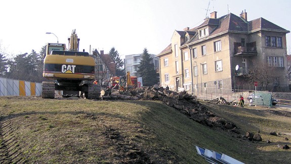 Na Streleckej ulici začali stavať garáže