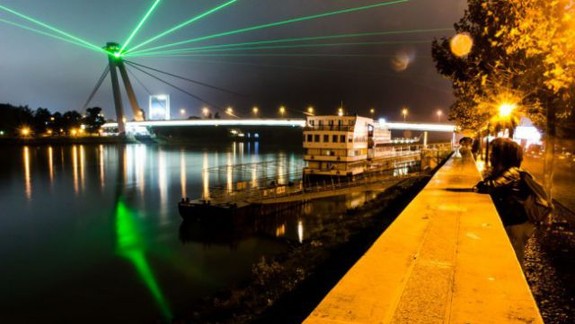 Bratislavčania v sobotu zažili daždivú Bielu noc