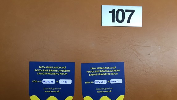 Župa pokračuje v nálepkovaní ambulancií. Viete, koľko ich je?