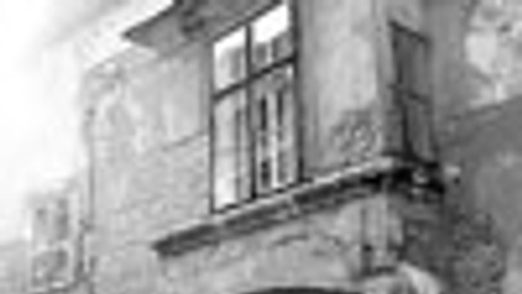 Do domu, ale aj z neho chodili len dospelí