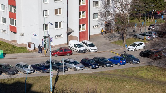 Samosprávy sa snažia vyrovnať s problémom parkovania na chodníkoch