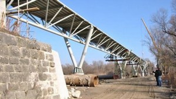 Pri cyklomoste ponad Moravu stavajú lanový park