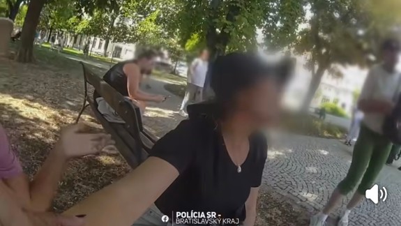 VIDEO V Starom Meste sa rozhodli kradnúť štyri Chorvátky, zadržali ich policajti