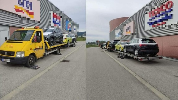 Prehnal to: Odťahovák si naložil priveľa áut