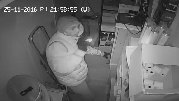 Nepoznáte ich? Policajti hľadajú týchto zlodejov