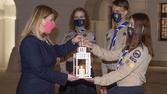 Prezidentka si od skautov prevzala betlehemské svetlo