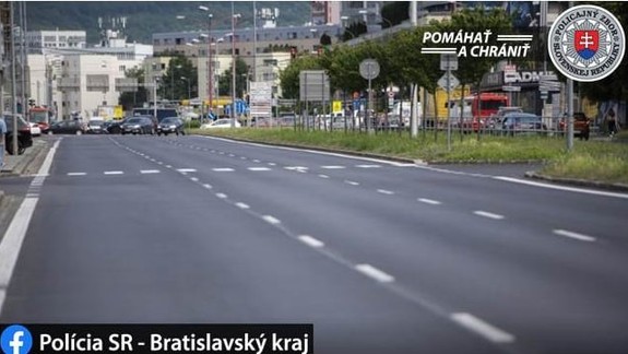 Na Bajkalskej sa dnes stali dve nehody, pri ktorých autá zrazili chodkyňu a cyklistku...