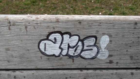 Grafiťáci otec so synom "zdobili" lavičky v parku - zastavil ich až príchod mestských policajtov