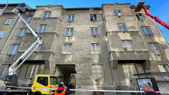 Ružinov odstraňuje nebezpečnú omietku z domu na Záhradníckej ulici