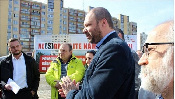 Dúbravka žiada primátora osobne vysvetliť výstavbu na ulici Pri kríži 