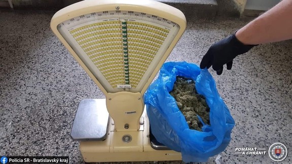 Civilný zamestnanec policajnej akadémie mal predávať drogy, hrozí mu 15 rokov za mrežami