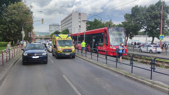 VIDEO: Chodec, ktorého vo štvrtok zrazila na Račianskej električka, podľahol zraneniam
