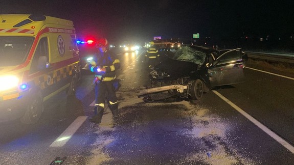 Nehoda na D2: Vodič narazil s Lexusom do zvodidiel, následne do neho vrazilo BMW